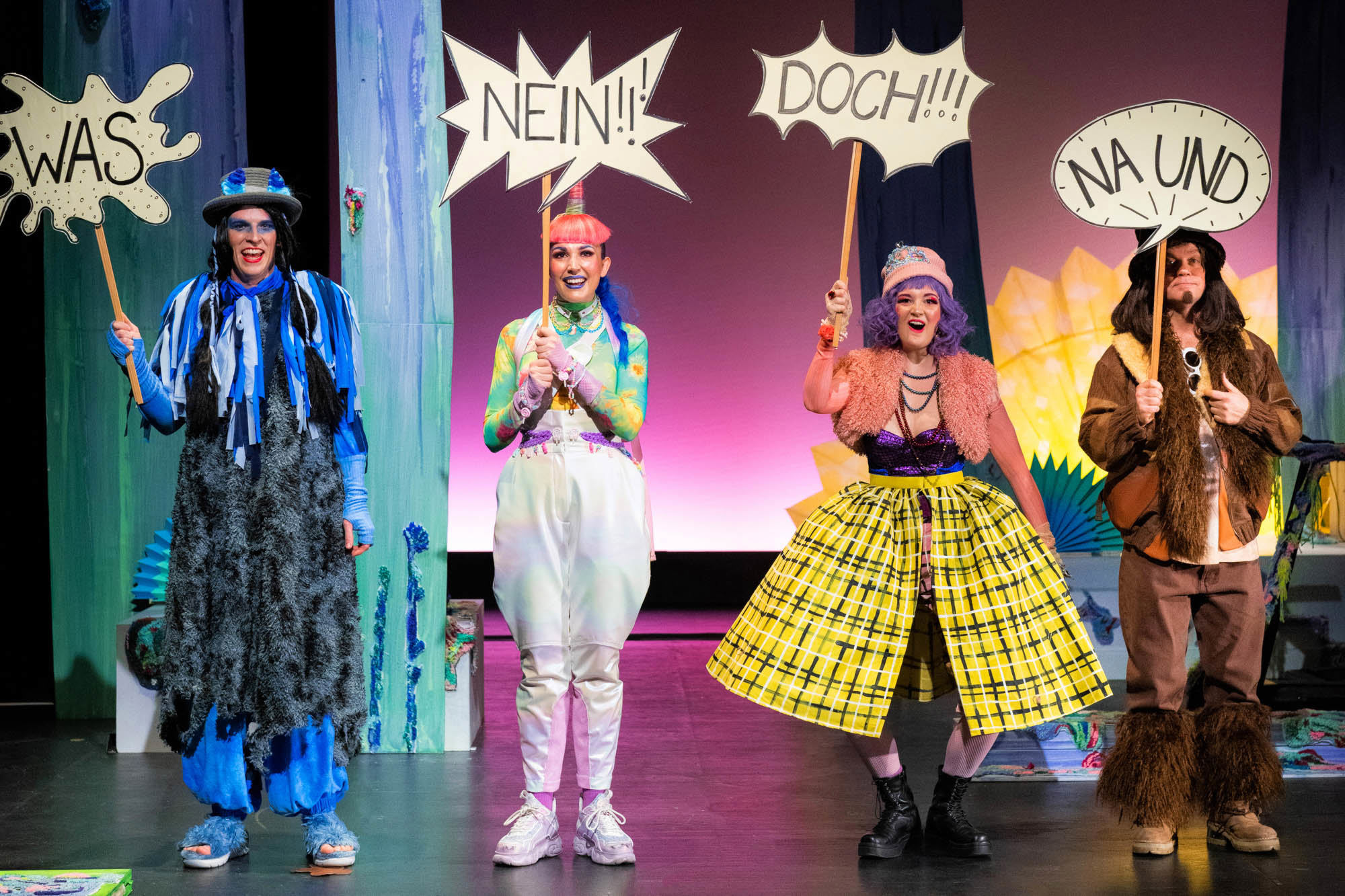 Schauspieler:innen singen auf Bühne im Theaterstück DAS NEINHORN des Next Liberty Theater in Graz