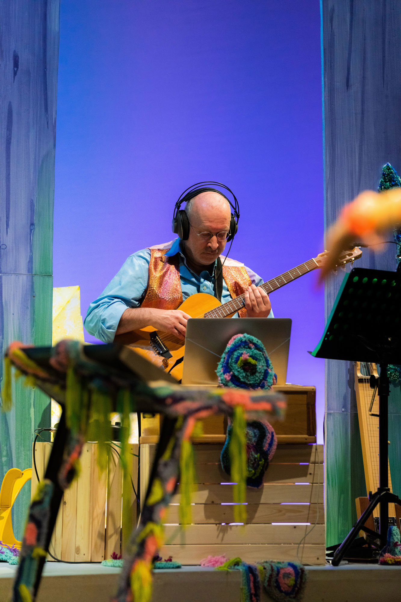 Musiker spielt auf Bühne im Theaterstück DAS NEINHORN des Next Liberty Theater in Graz