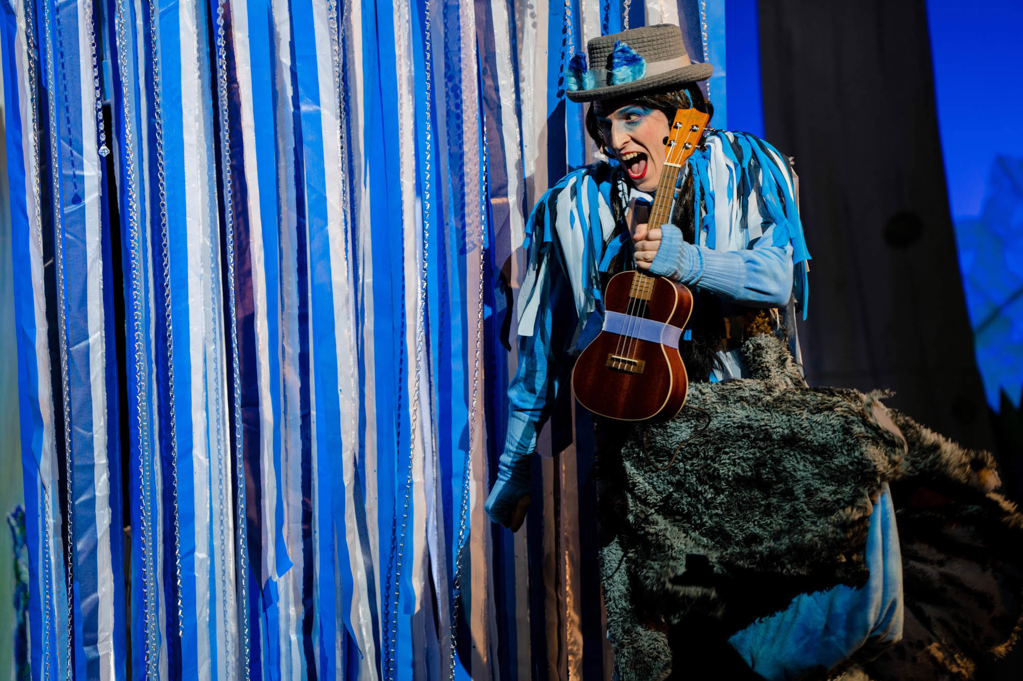 Schauspieler singt auf Bühne im Theaterstück DAS NEINHORN des Next Liberty Theater in Graz