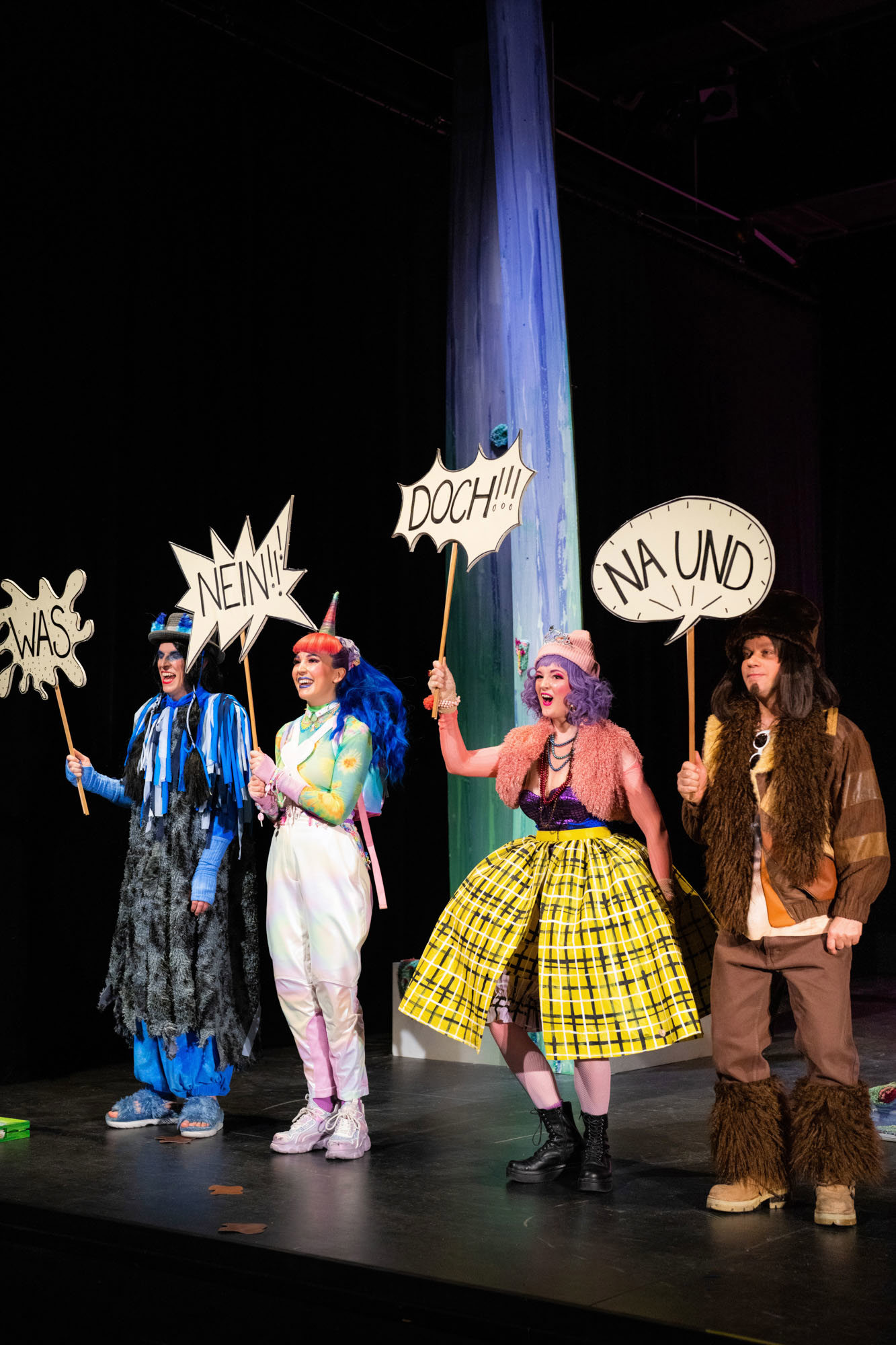 Schauspieler:innen singen auf Bühne im Theaterstück DAS NEINHORN des Next Liberty Theater in Graz