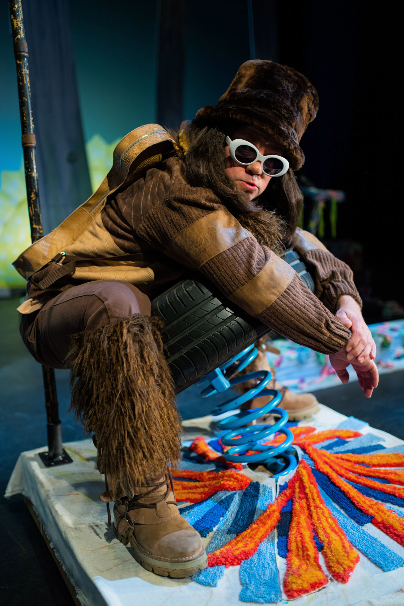 Schauspieler steht auf Bühne im Theaterstück DAS NEINHORN des Next Liberty Theater in Graz