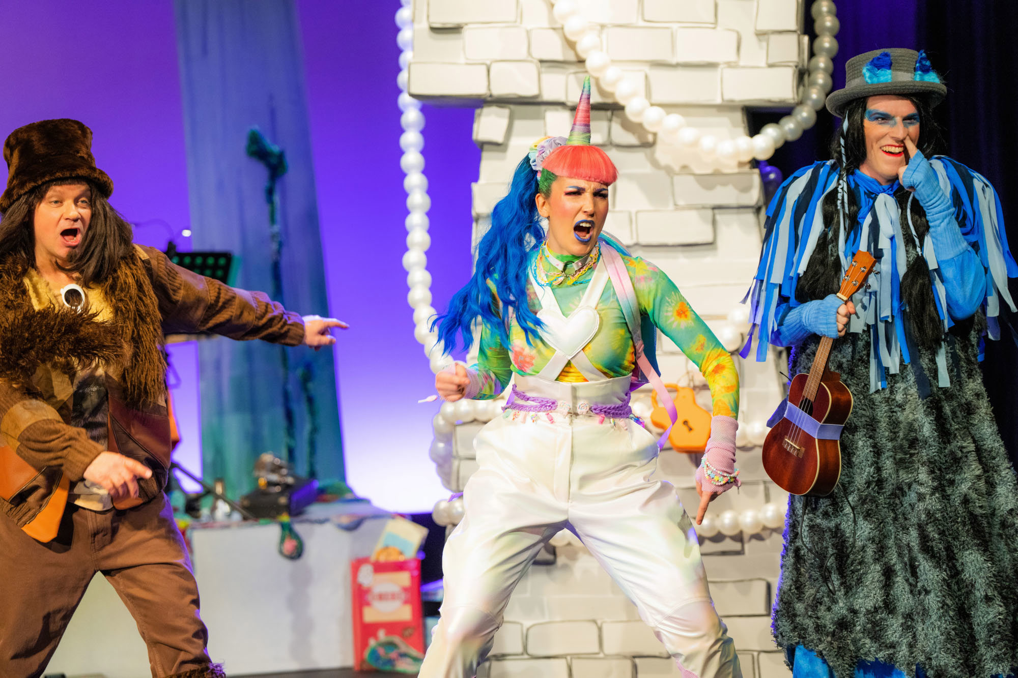 Schauspieler:innen singen auf Bühne im Theaterstück DAS NEINHORN des Next Liberty Theater in Graz