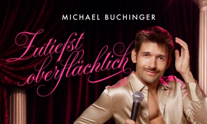Porträt von Michael Buchinger mit Mikrofon in der Hand. Das Bild bewirbt sein neues Kabarettprogramm im Orpheum Graz.