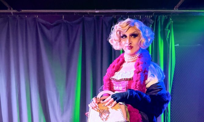 Jodie Fox im Dirndl sitzend